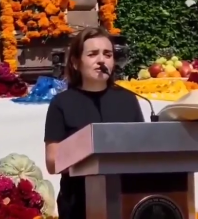 Imagen de El dia de hoy no mataron al presidente de Uruapan, el dia de hoy mataron al mejor presidente de México. Al único qué se atrevio a levantar la voz a debatir y a hablar con la verdad sin temor a perder su vida. Palabras de la esposa de Carlos Manzo enmedio de lágrimas.